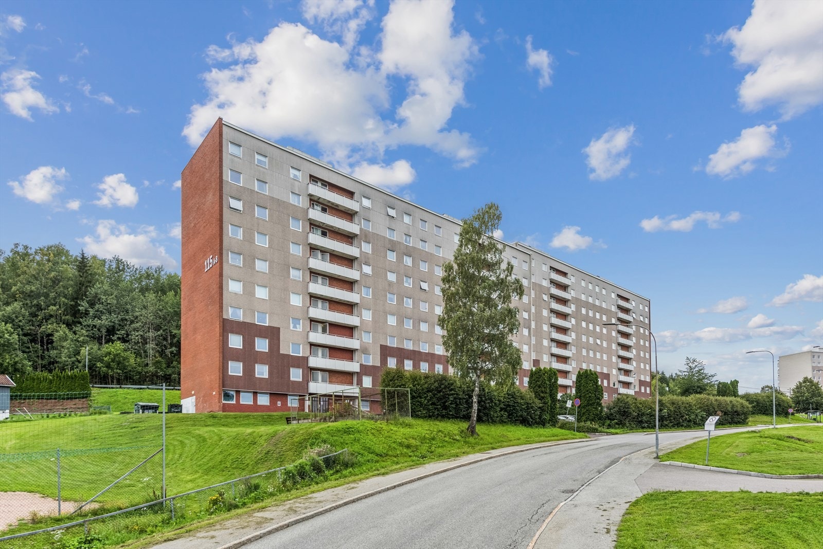 Det er umiddelbar nærhet til busstopp med hyppig avgang til Drammen sentrum med alle fasiliteter. Galleribilde