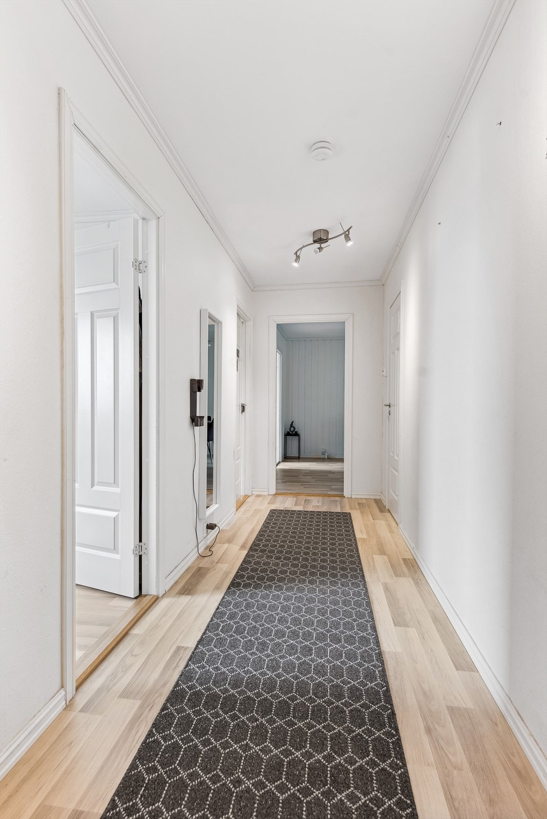 Romslig entrè. Galleribilde