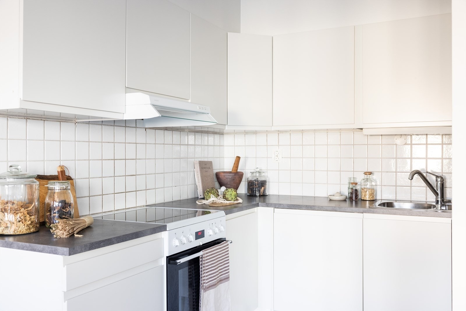 - Kjøkkeninnredning med glatte fronter. Laminat benkeplate med nedfelt vask- og skyllekum - Galleribilde