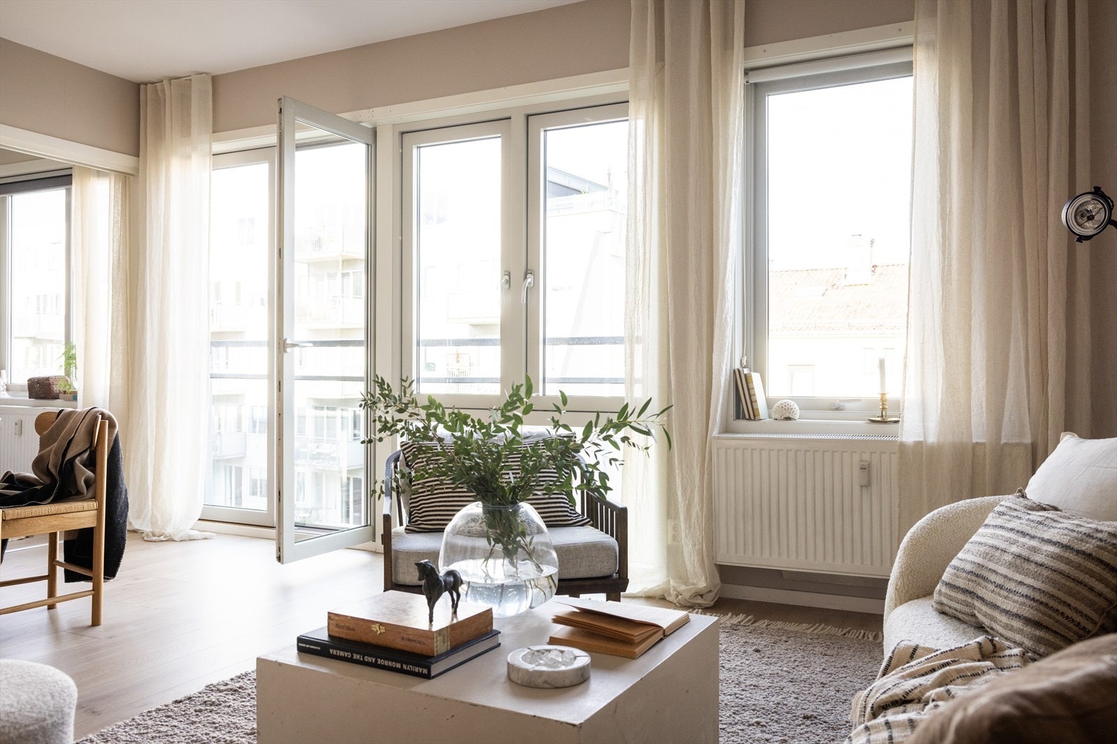 - Store vindusflater som gir rikelig med luft og lys - Galleribilde