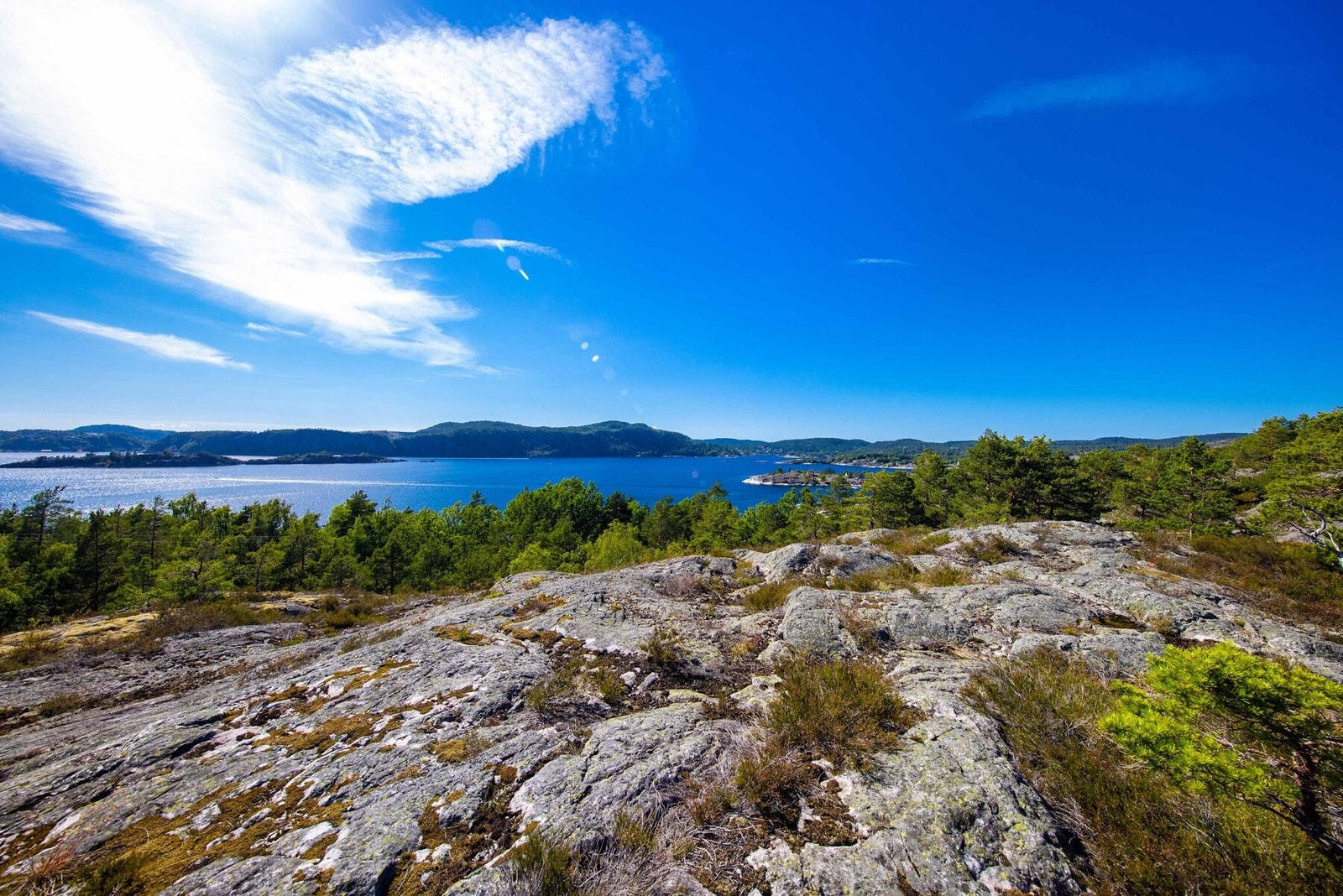 Fra tomteområdet mot sørvest og Kragerø Galleribilde