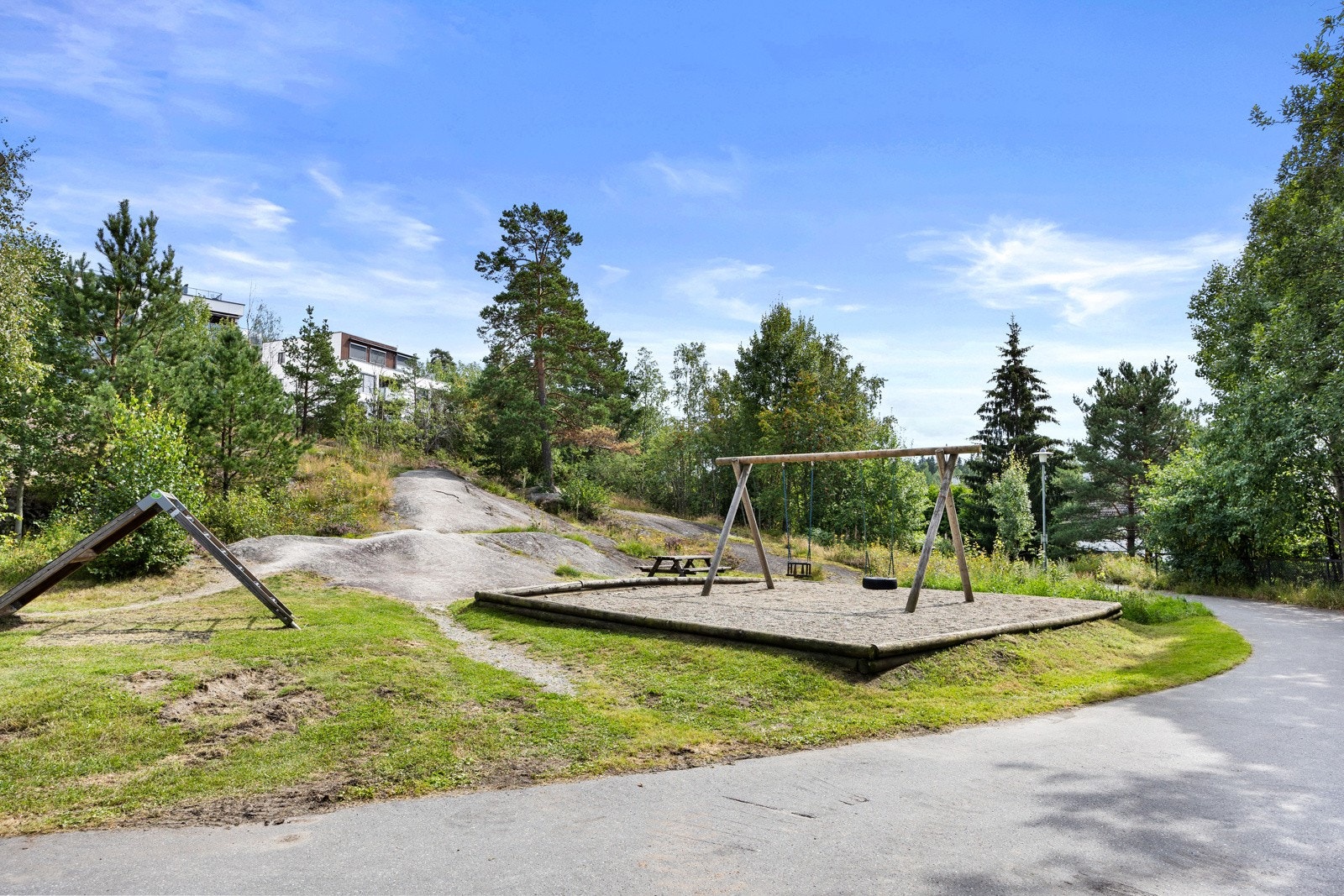 Området er attraktivt med gangavstand til matbutikk, bussholdeplass, togstasjon og flotte turmuligheter i marka. Galleribilde