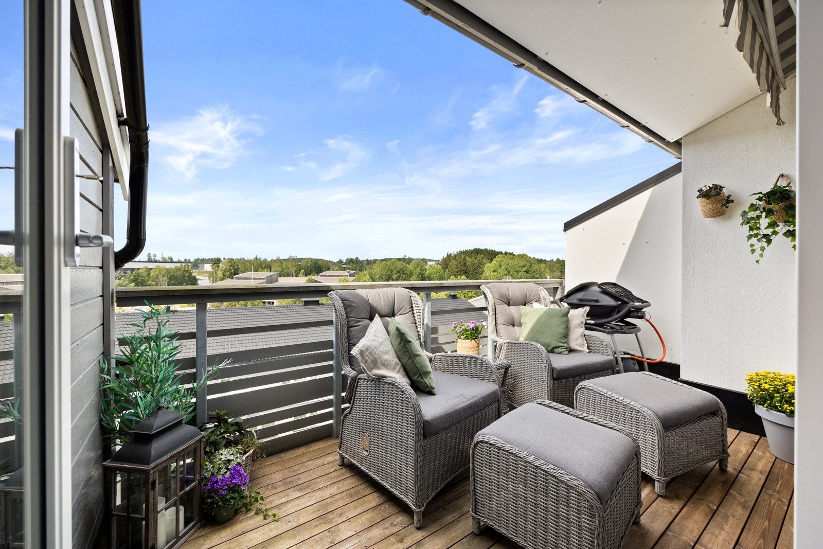 Utgang til balkong og fin utsikt, helt uten innsyn. Galleribilde