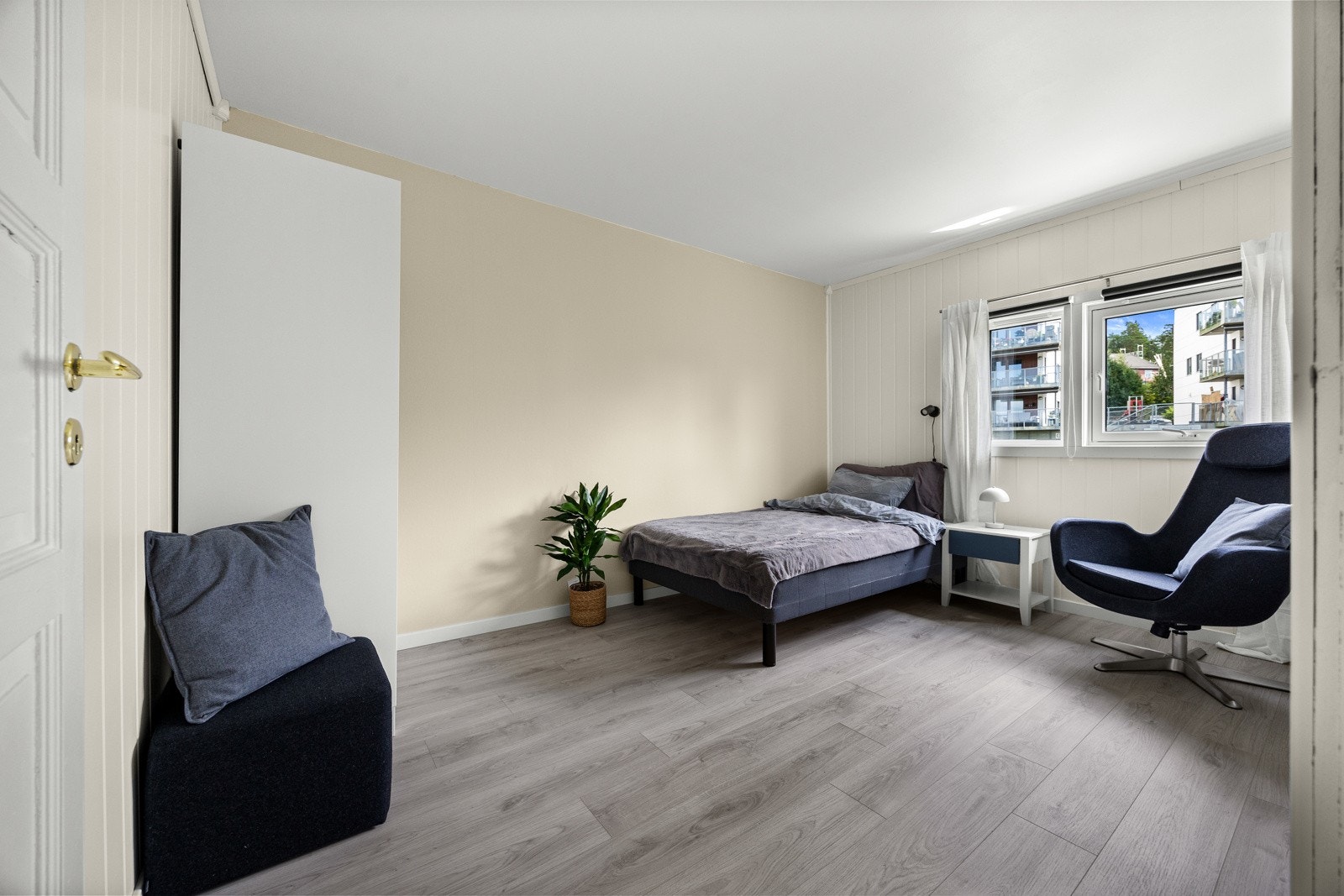 Det andre soverommet har god plass til seng med tilhørende møblement. Galleribilde