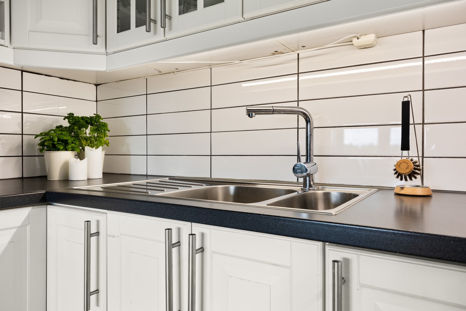 Veggene er kledd med hvite panelplater. Galleribilde