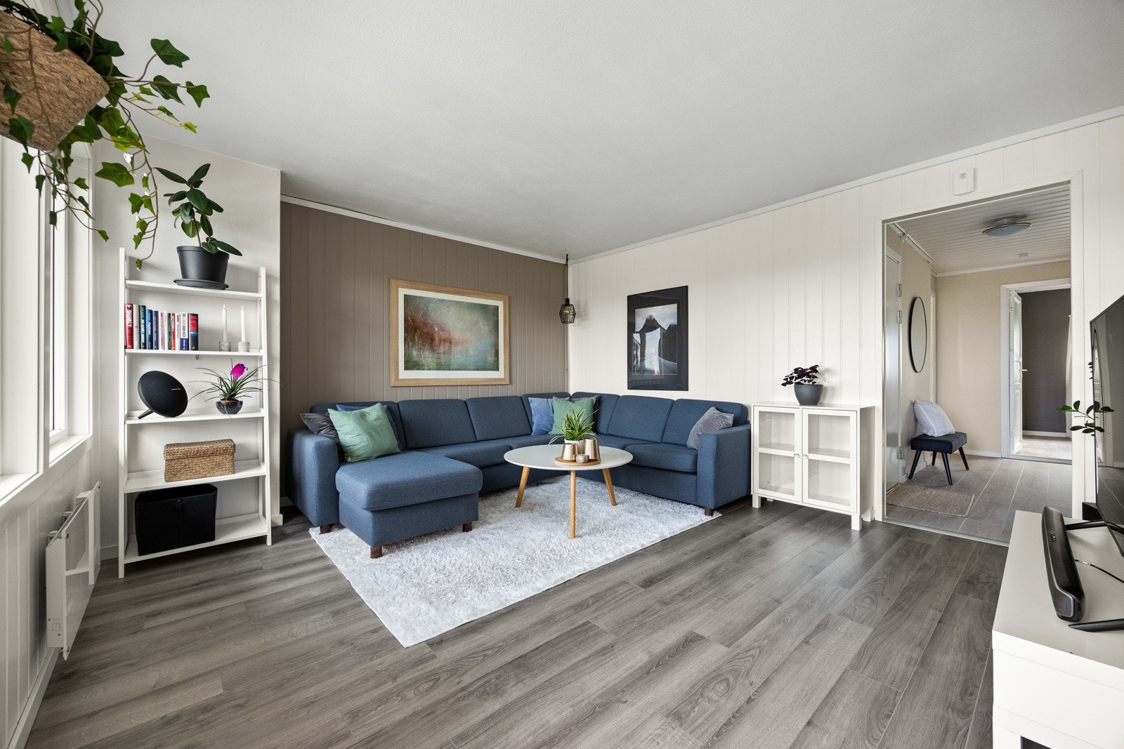 Stuens kvadratiske utforming gir muligheter for sofagruppe og tv-benk. Galleribilde