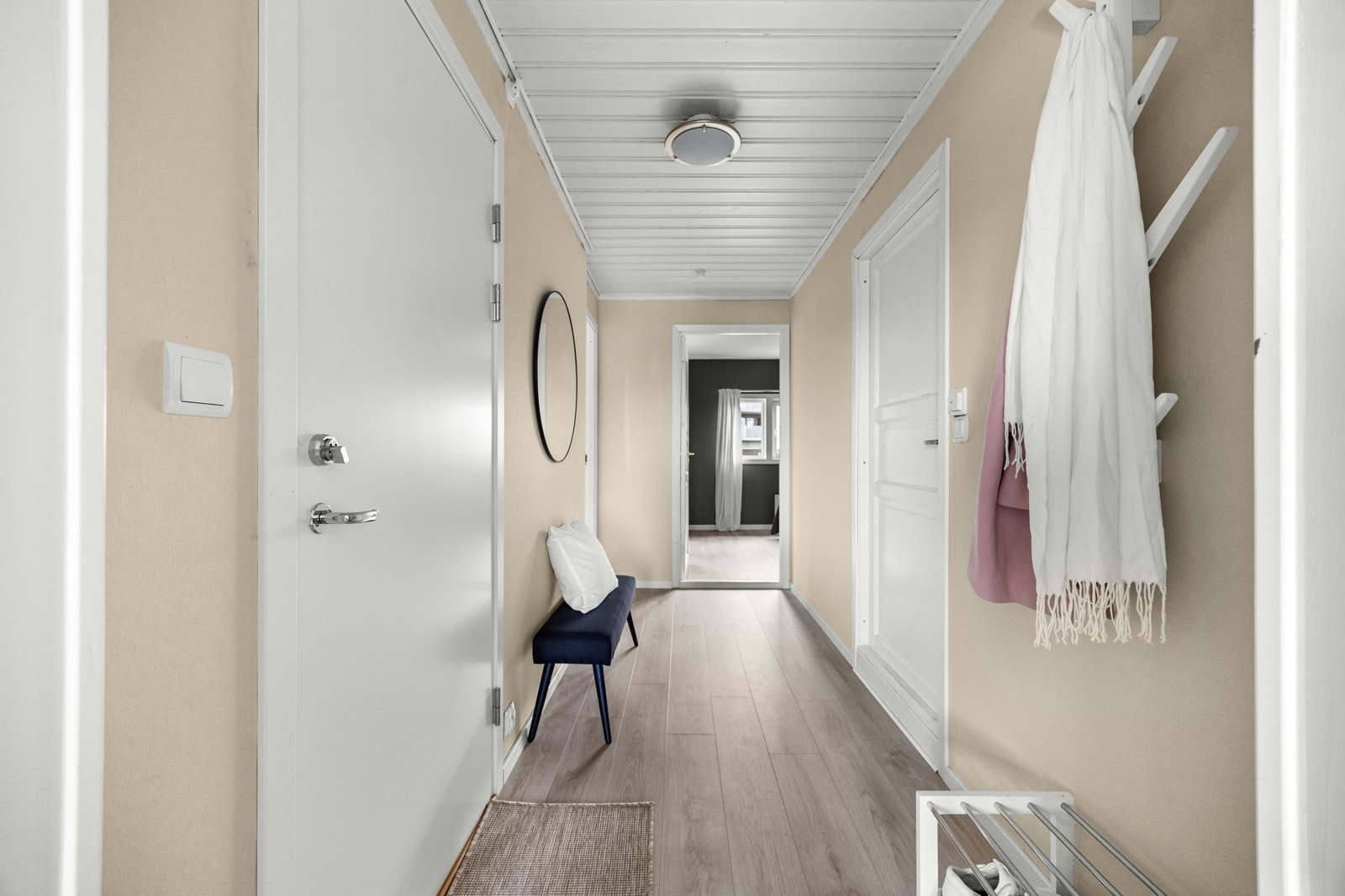 Leiligheten har en forholdsvis romslig entré med plass til garderobe. Galleribilde