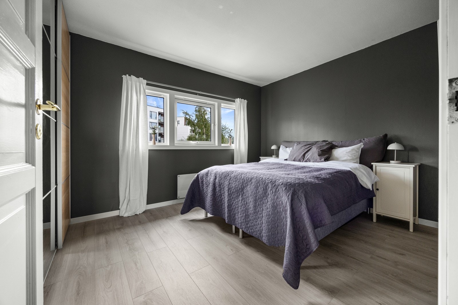 Hovedsoverommet er utstyrt med skyvedørsgarderobe. Galleribilde