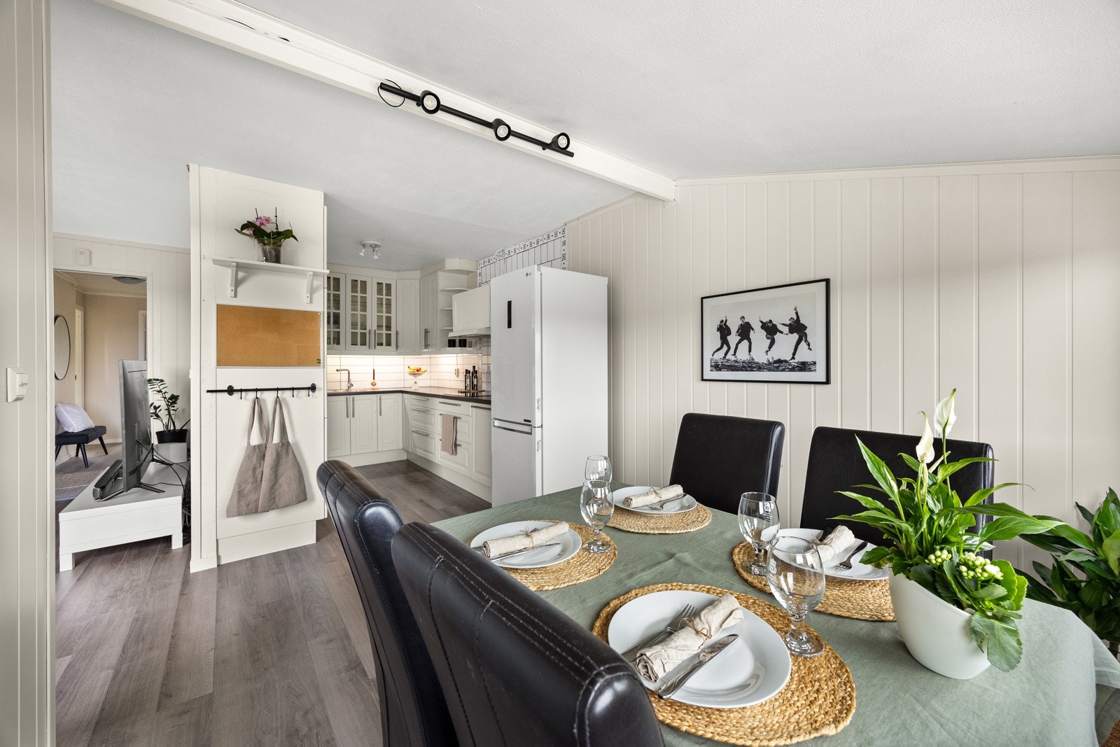 Kjøkkenet ligger i tilknyting til stuen. Galleribilde