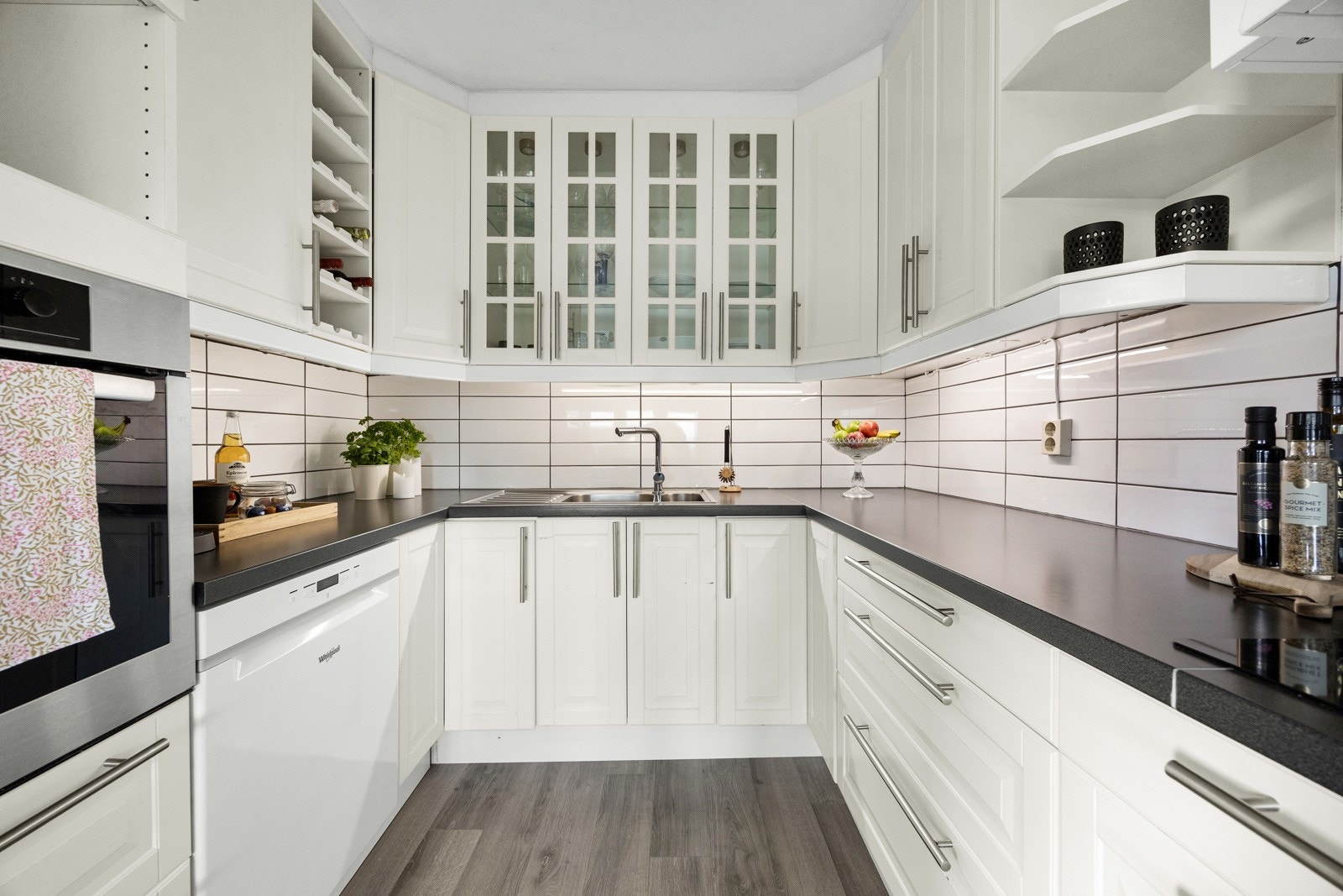 Selve kjøkkeninnredningen er trukket inn i rommet, bygget i en praktisk hestesko. Galleribilde