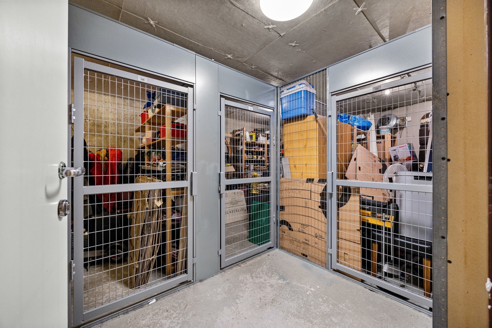 For øvrig disponeres det to boder plassert i første og andre etasje på henholdsvis 3 og 5 kvm. Galleribilde