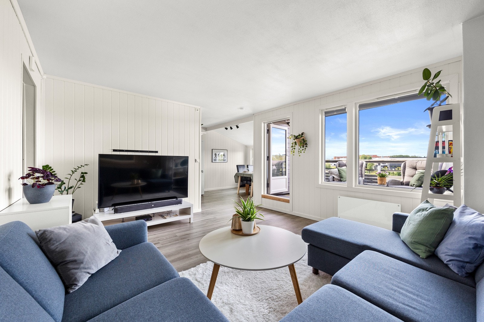 I stuen er det dagslys via et vindu, og en glassdør gjør det lett å trekke ut på varme dager. Galleribilde