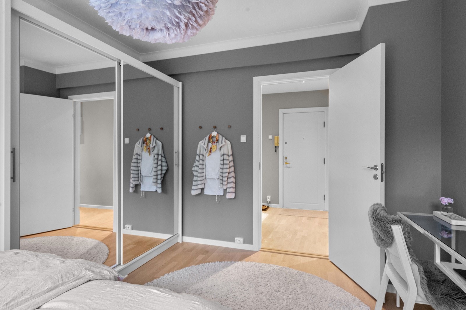 Skyvedørsgarderobe på soverommet gir godt med oppbevaringsplass av klær og sko Galleribilde