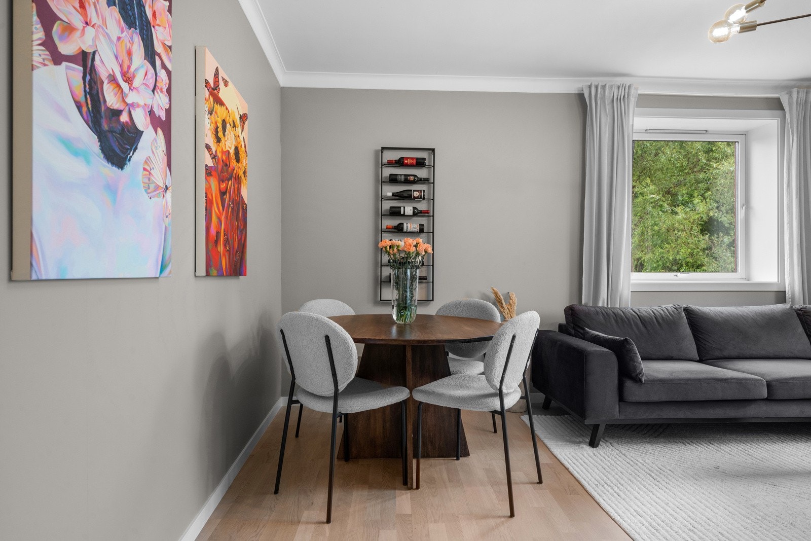 I stuen har du fin plass til spisebord med tilhørende møblement Galleribilde