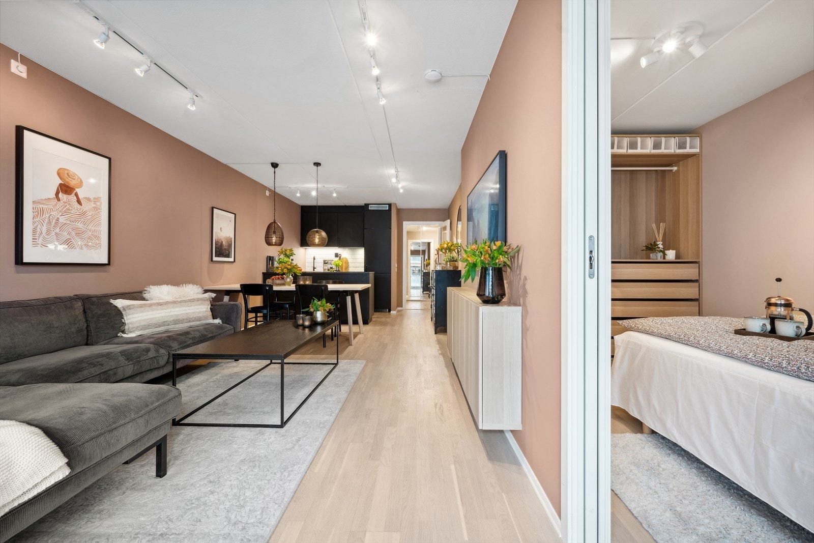 En flott planløsning med kjøkken i bakkant med flott øy som deler av rommet fint, samt god plass til spisestue i tillegg til sofagruppen. Galleribilde