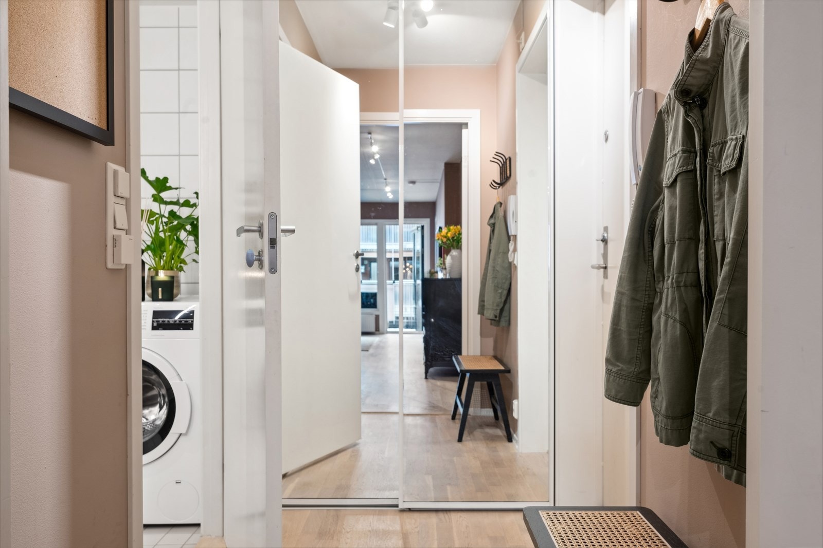 Leiligheten har enkel adkomst via heis. Det første rommet som møter deg er entréen. Rommet er malt i en moderne og behagelig fargetone. Det er gode oppbevaringsmuligheter for yttertøy i garderobeskap. Galleribilde