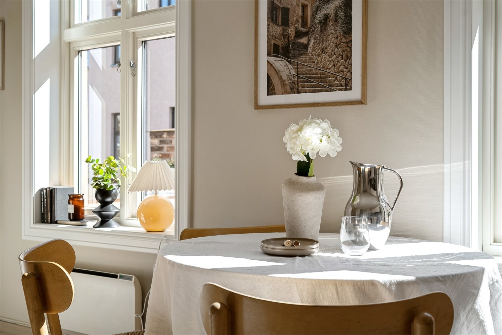 Leiligheten har store og flotte vindusflater med dype vinduskarmer. Galleribilde