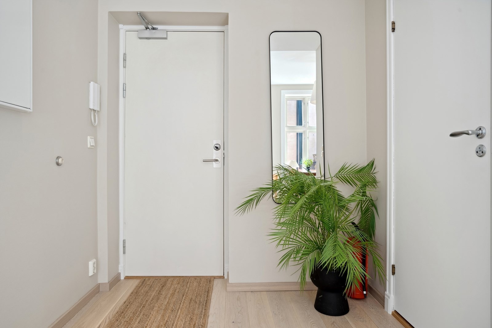 Innbydende entre med plass til oppheng av yttertøy og til å sette fra seg sko. Galleribilde