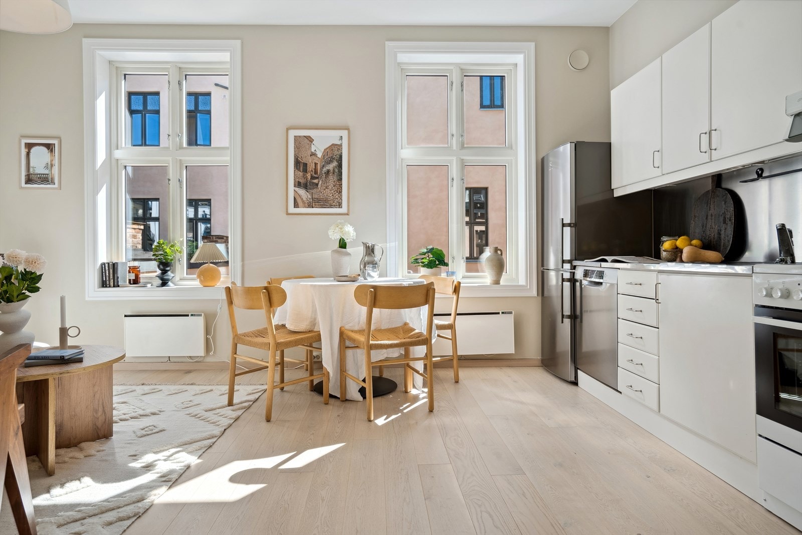 Leiligheten har en åpen stue/kjøkkenløsning som gjør rommet til et hyggelig og sosialt oppholdsrom. Galleribilde