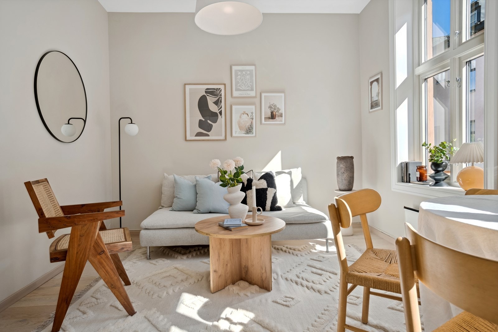 Stuen lar seg enkelt møblere med spisestue, sofagruppe og mediemøbler. Galleribilde