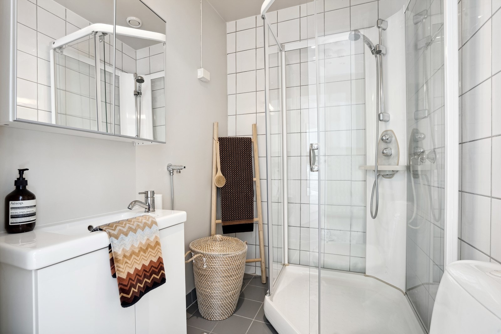 Lyst bad med flislagte og malte overflater. Galleribilde