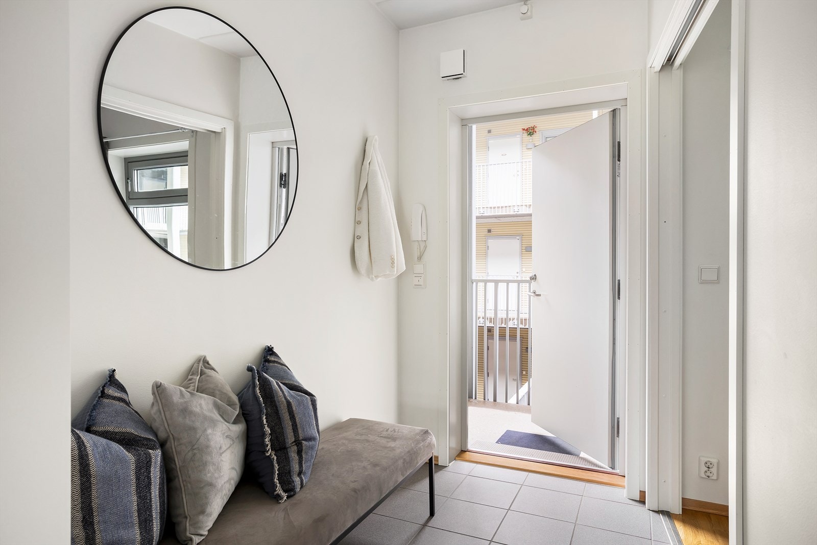 Leiligheten ligger i tredje etasje og har adkomst via en felles oppgang med heis. Galleribilde