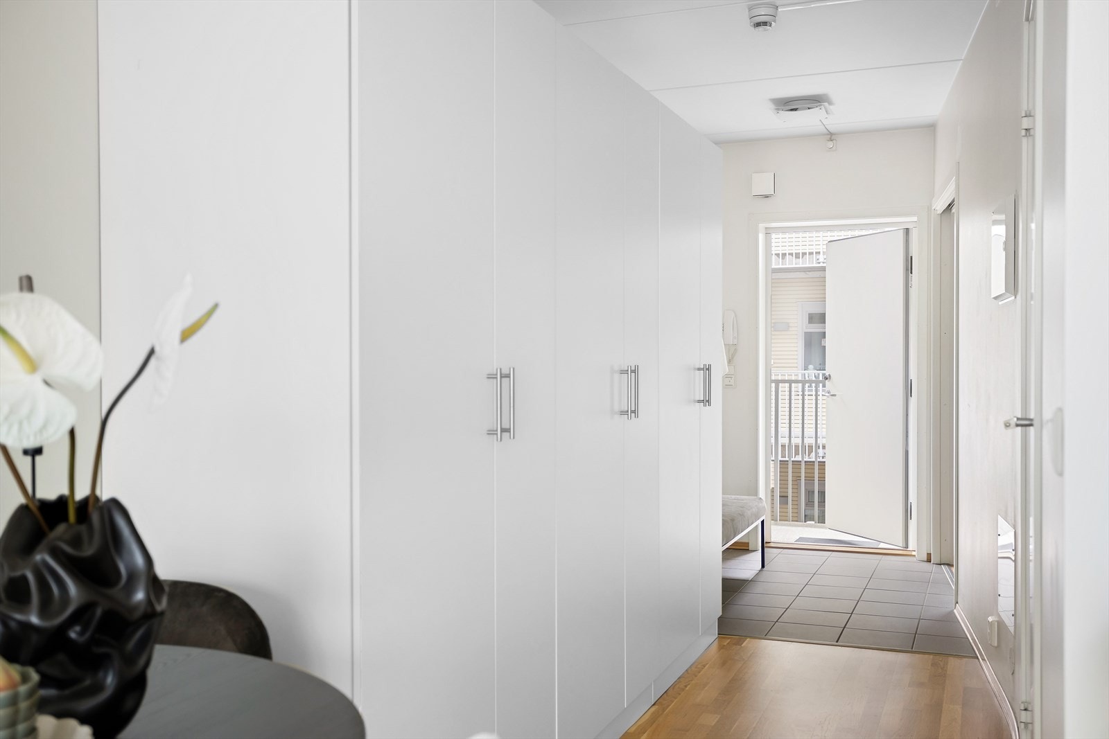 Vel inne ønskes man velkommen av en gang i direkte tilknytning til stuen, med både parkett og mørke fliser på gulvet. Galleribilde