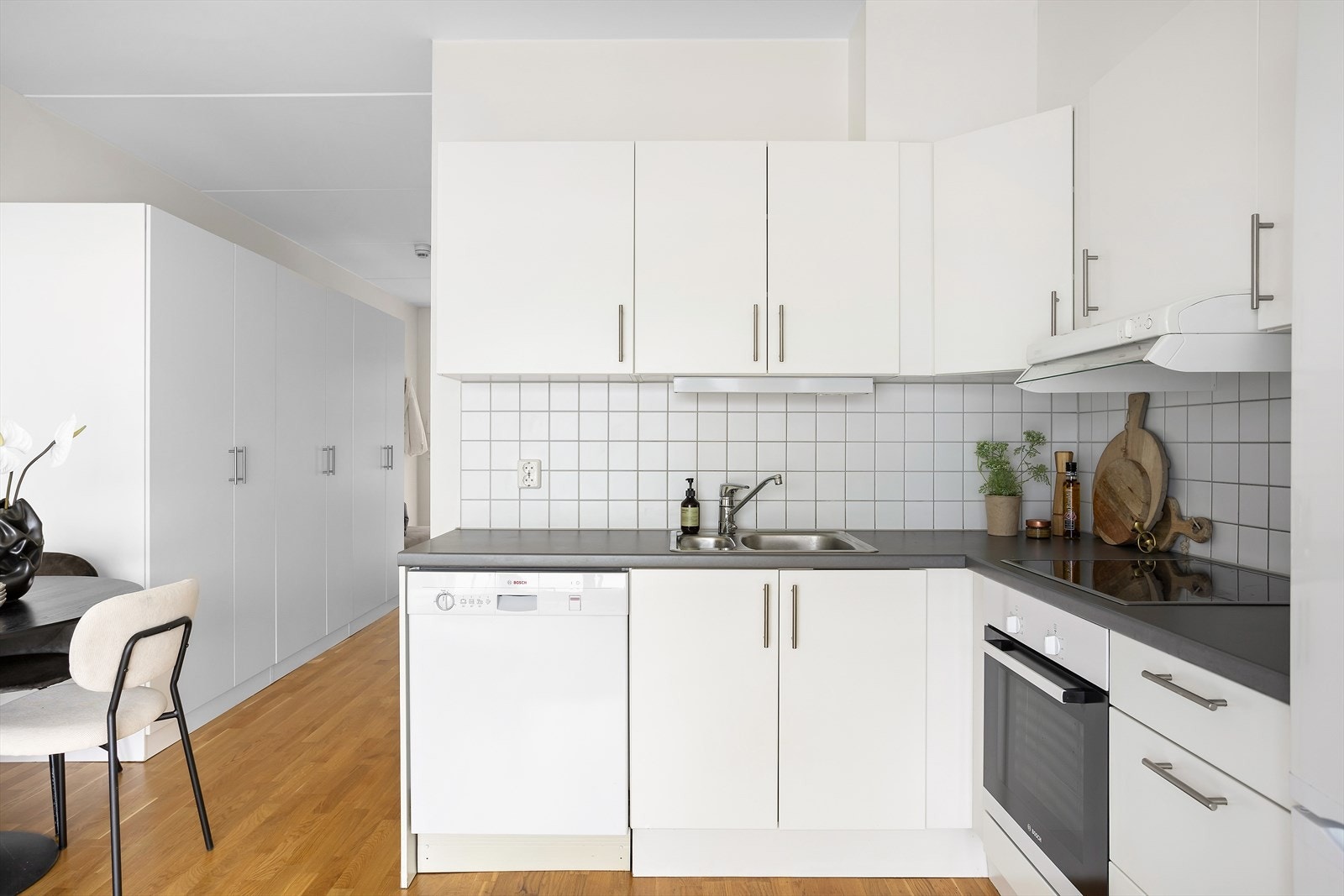 Innredningen har hvite, glatte fronter og laminert benkeplate med dobbel oppvaskkum. Galleribilde