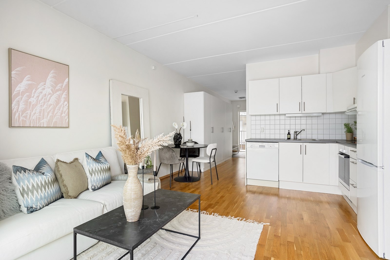 Sammen med kjøkkenet utgjør stuen et åpent og innbydende allrom, med ekstra takhøyde og godt lysinnslipp via en stor skyvedør i front. Galleribilde