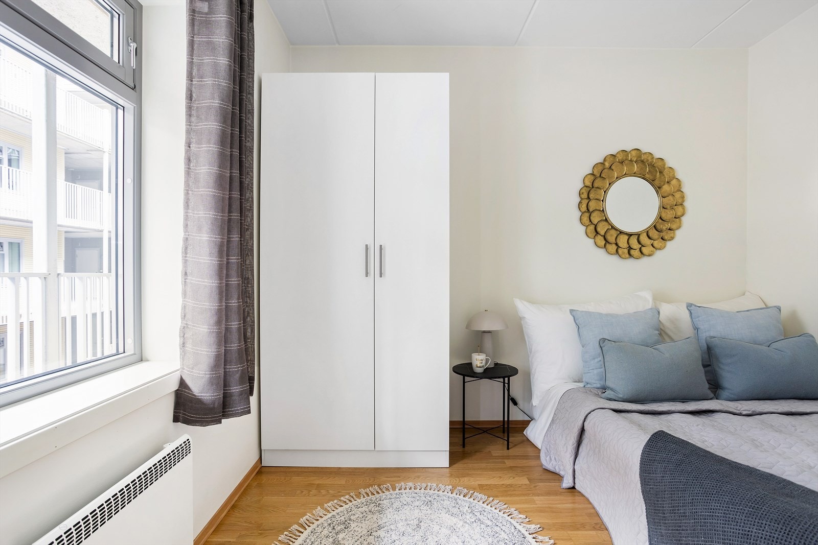 Soverommet er innredet med et hvitt garderobeskap, og et stort vindu slipper inn godt med naturlig lys. Galleribilde