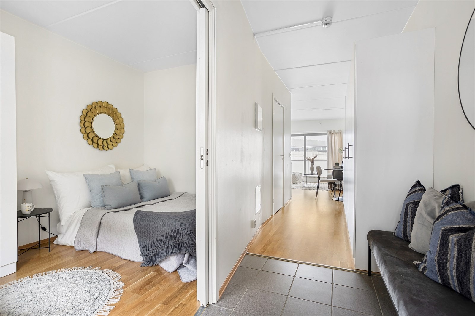 Veggene er hvitmalte, og inn mot stuen ryddes jakker og annet yttertøy enkelt bort i et stort garderobeskap med hvite fronter. Galleribilde