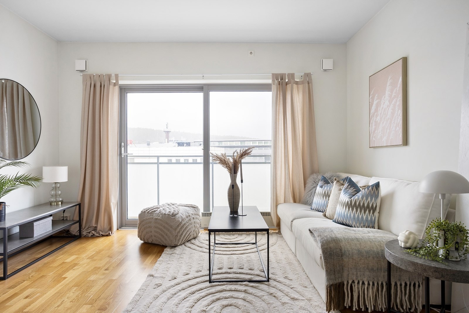 Glassdøren fører ut til balkongen, en fin romforlengelse i sommerhalvåret Galleribilde