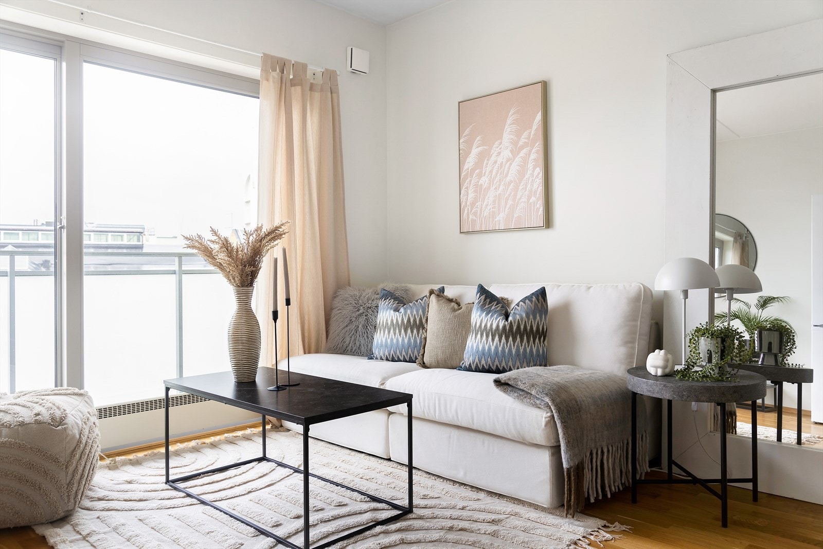 Stuegulvet har parkett, mens veggflatene er hvitmalte. Galleribilde