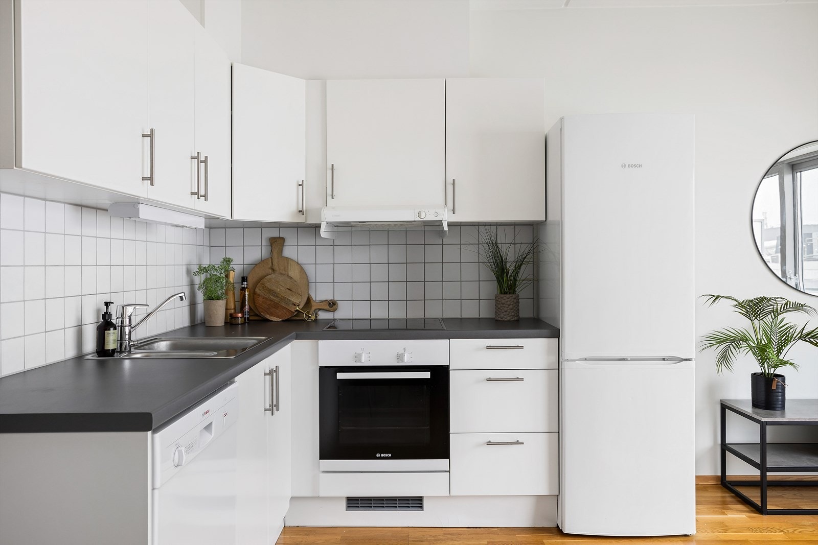 Kjøkkenet er oppført i en funksjonell L-form med god arbeidsflyt og skapplass. Galleribilde