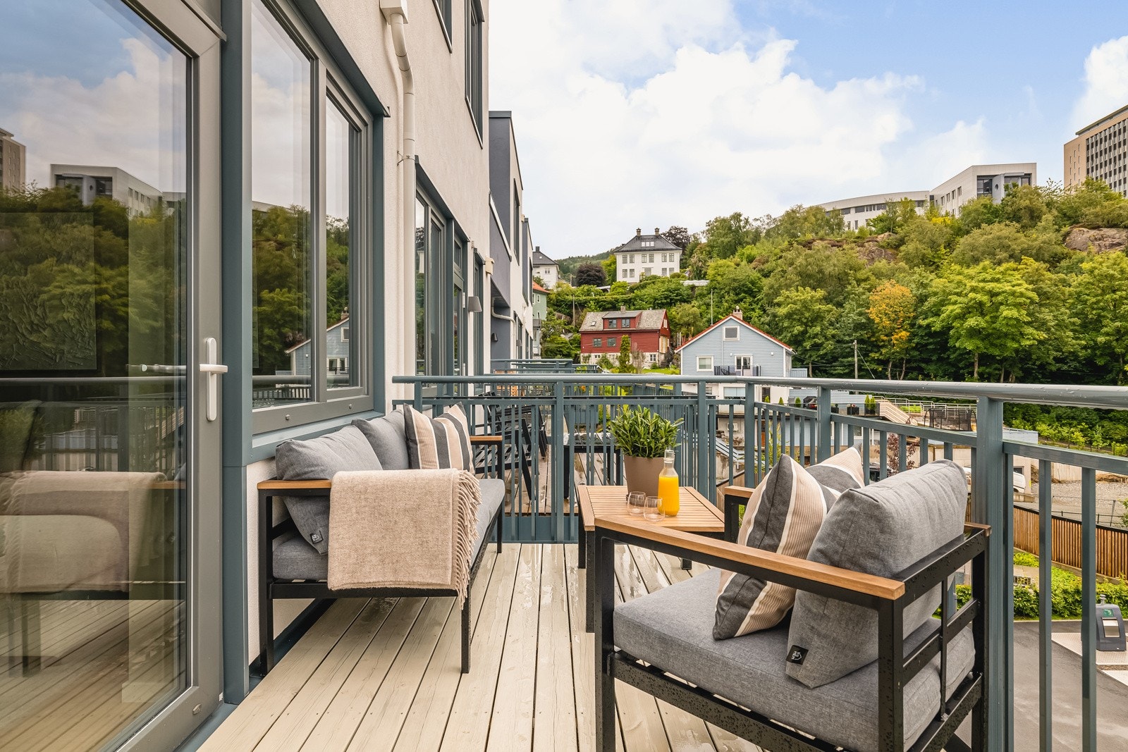 Det er lov med gass- og elektrisk grill på verandaene i sameiet. Galleribilde