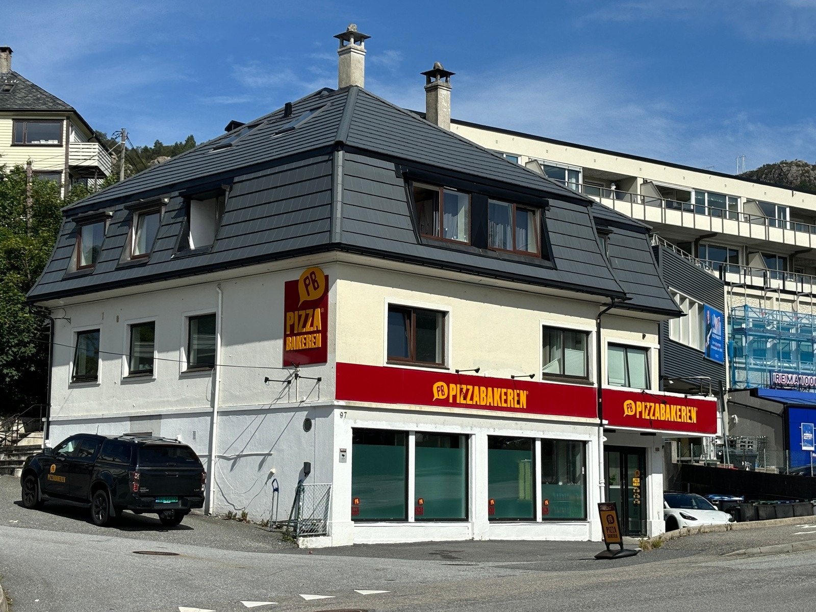 Pizzabakeren og Rema 1000 oppe ved hovedveien. Galleribilde