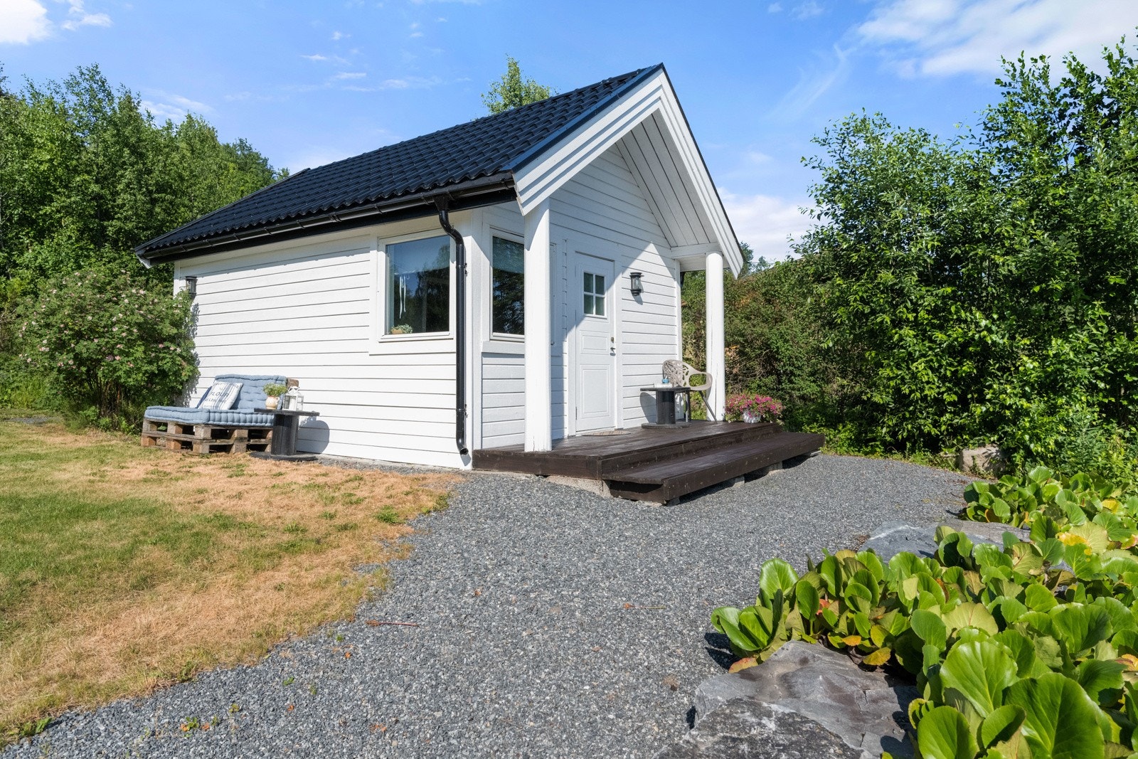Annekset har overbygd terrasse ved inngangspartiet. Galleribilde