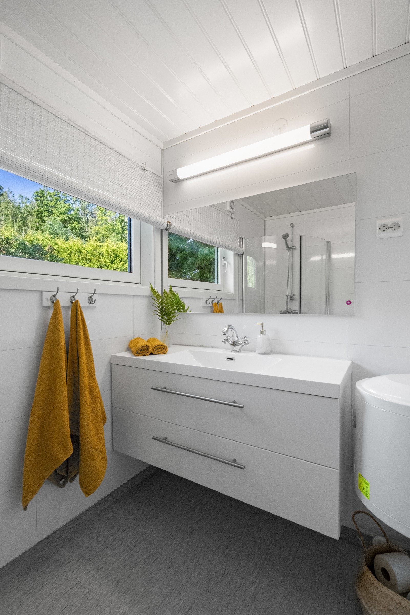 Badet har belegg på gulv, baderomsplater på vegger og formpresset panel i himling. Varme i gulv. Badet er oppgradert i 2020. Galleribilde