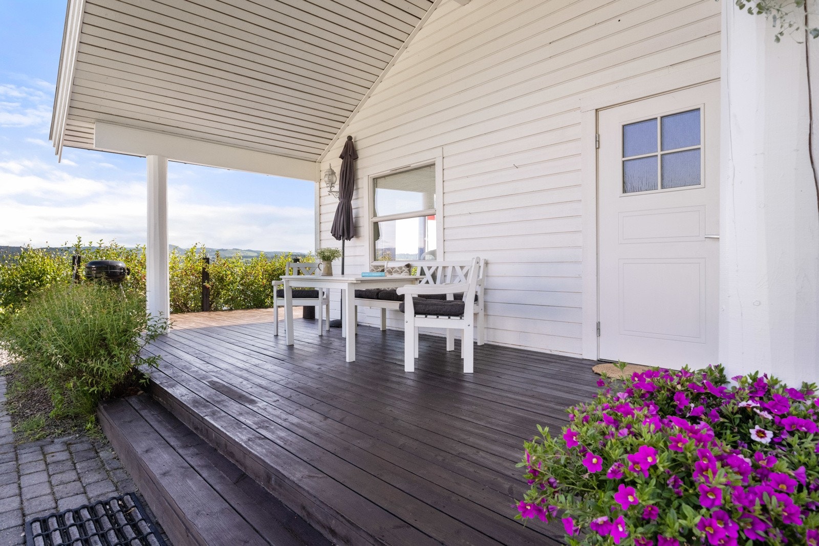 Koselig overbygd terrasse ved inngangspartiet. Galleribilde