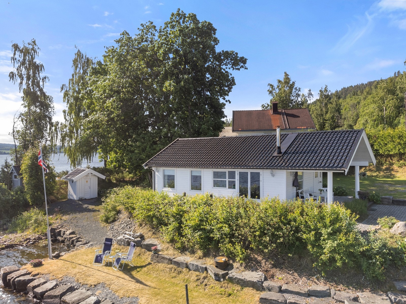 Stor, eiet tomt på rett i overkant av et mål - denne er pent opparbeidet med plen og diverse beplantning. Galleribilde