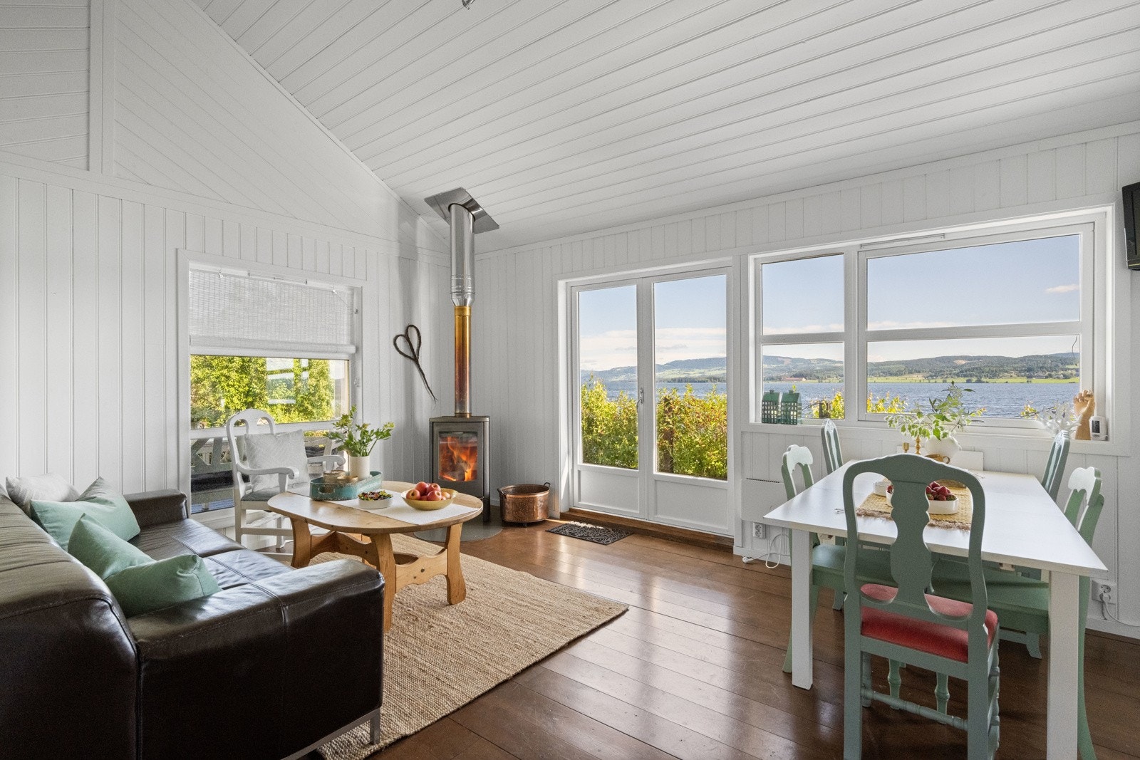Praktisk hytte med entré, stue, kjøkken, 2 soverom og bad/wc. Fra stuen er det utgang til stor terrasse. Galleribilde