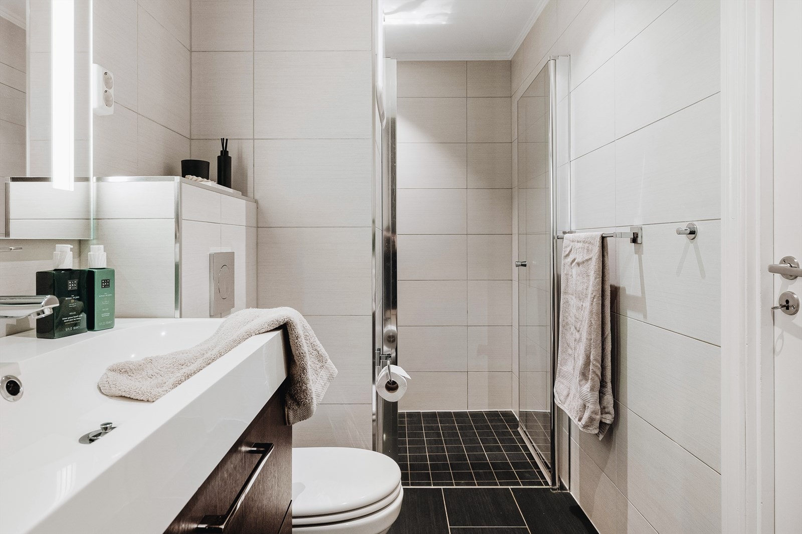 Lekkert og tidløst bad med Porcellenato fliser på gulv og vegger. Galleribilde