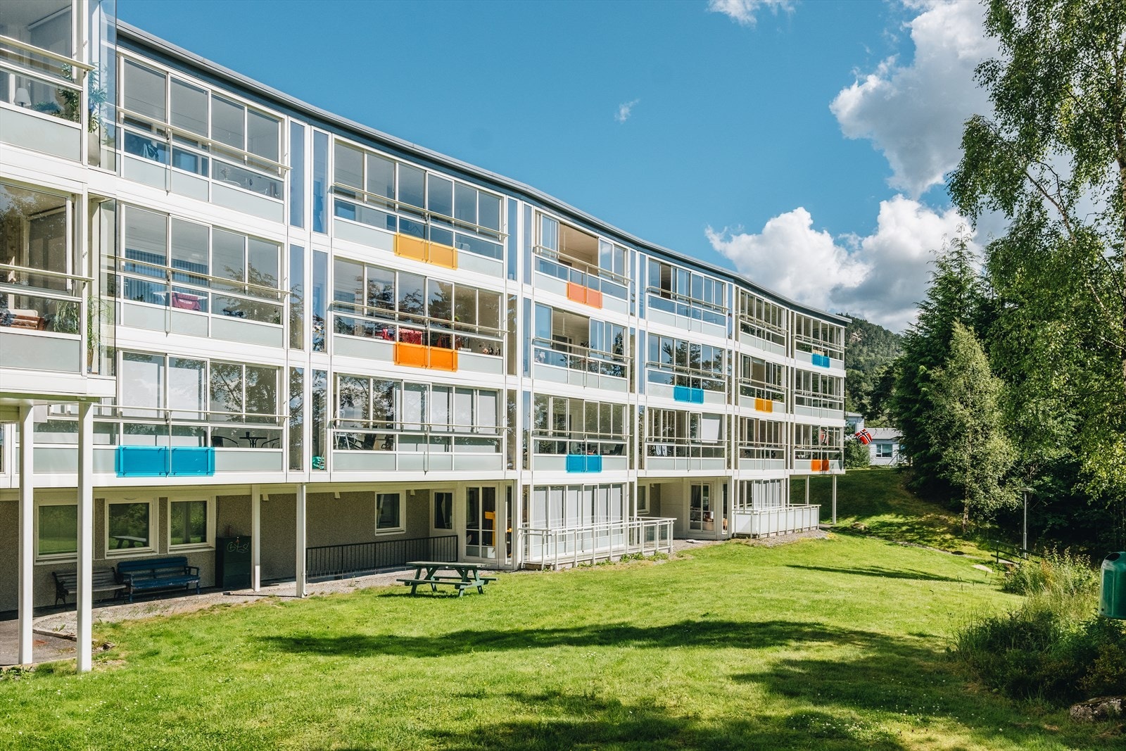 Nebbeveien 33 ligger i slutten av en fredelig blindvei. Toppleilighet uten innsyn. Solrikt, barnevennlig og et par steinkast unna Oasen/ Bybanen. Galleribilde
