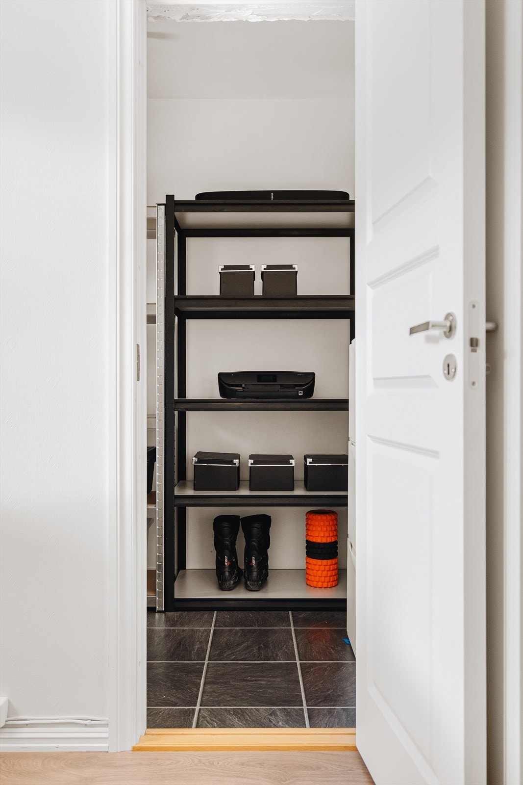 I tillegg har du inngang til en bod/ "walk in garderobe" med vindu. Galleribilde