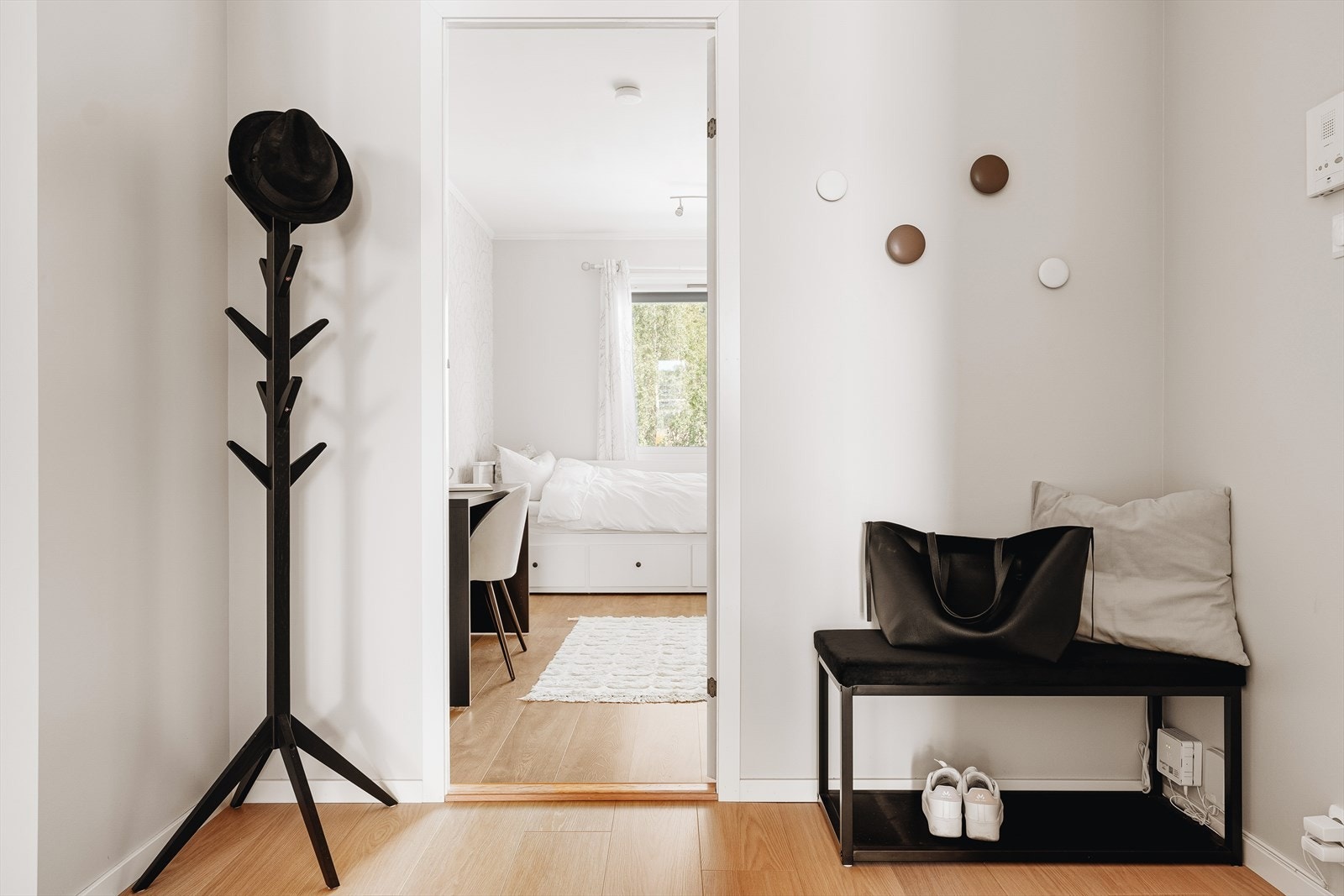 I gangen er det plass til oppbevaring av sko og yttertøy. Flere muligheter med tanke på garderobeløsning. Galleribilde