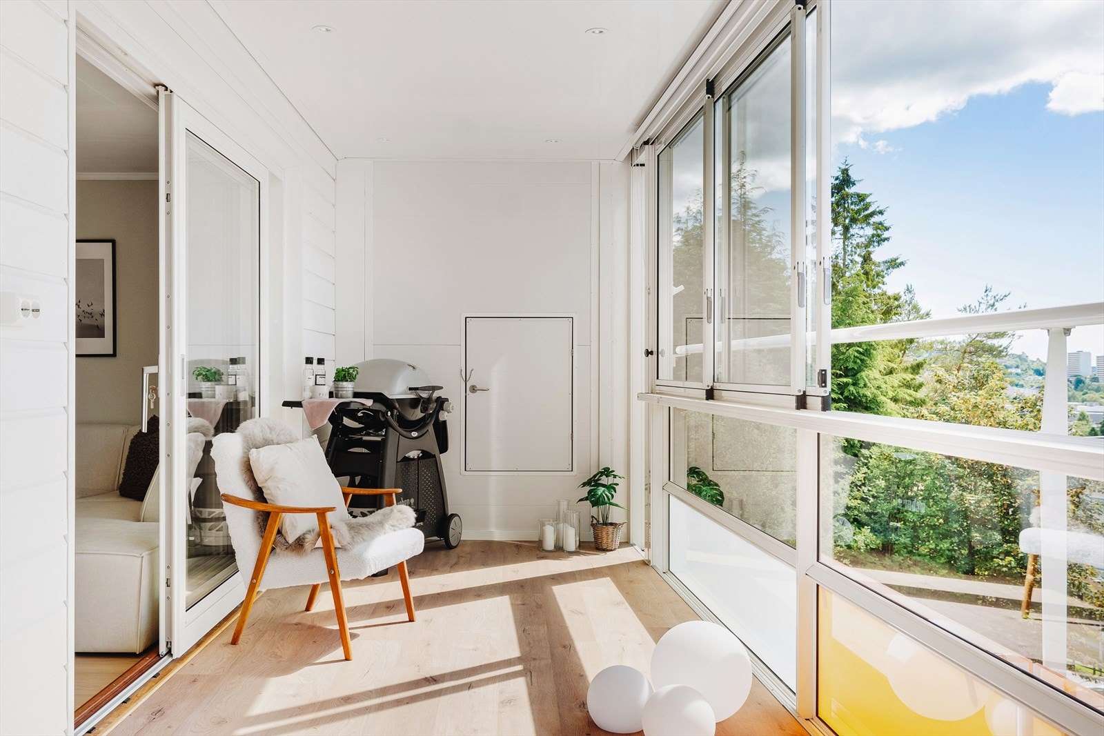 Her kan du skyve dørene til sides og slippe solen inn. Galleribilde