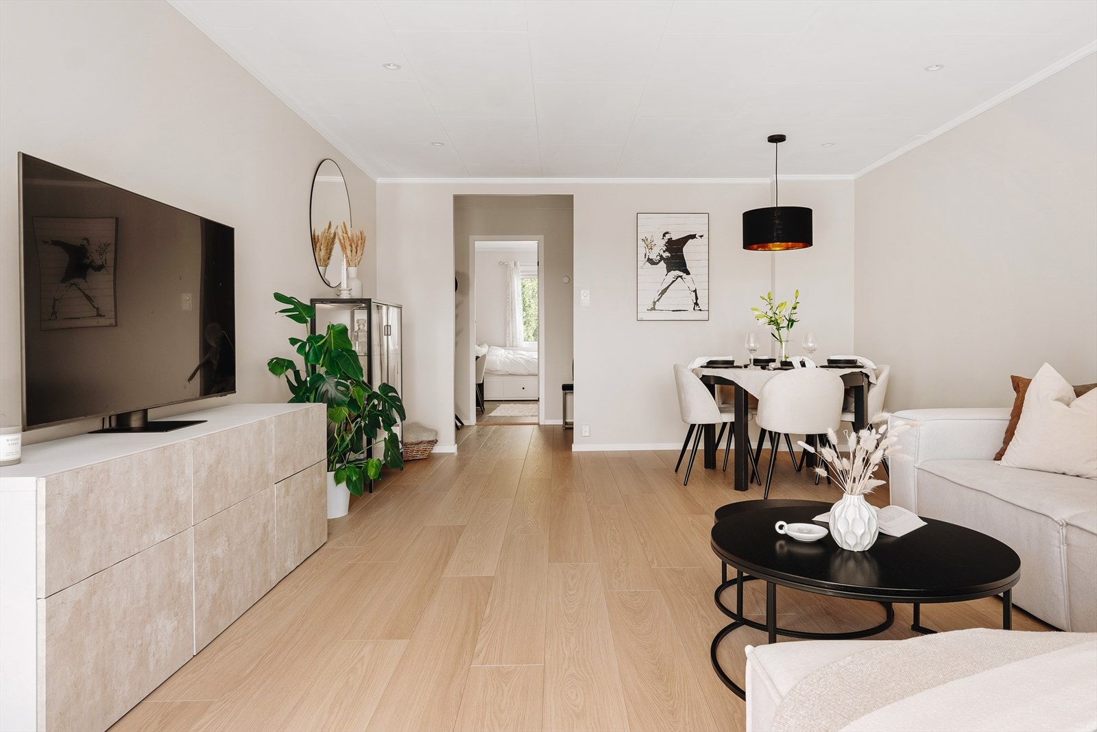 Fin plass til både salong og spisebord i stuen. Galleribilde