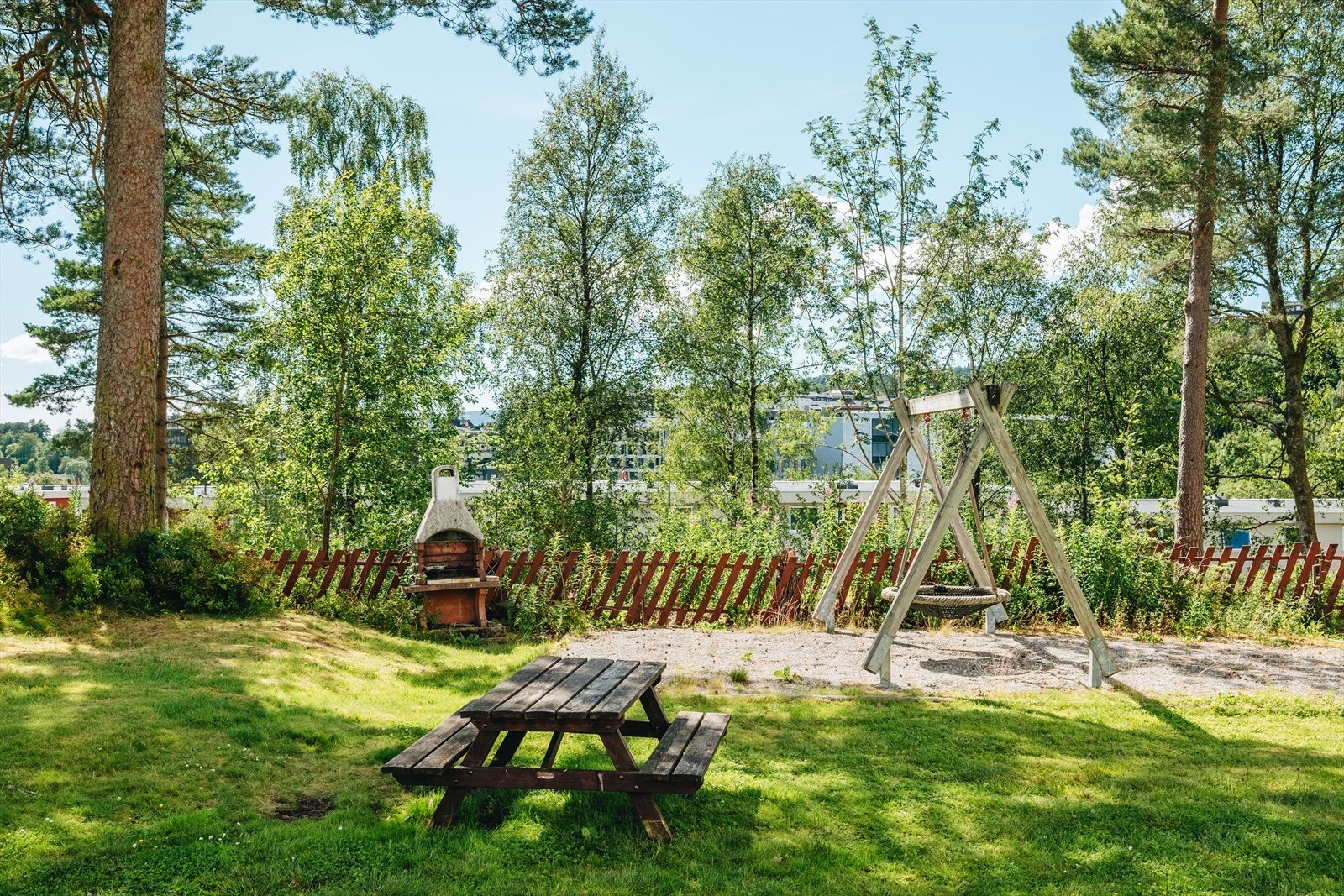 Frodig fellesareal med trivelige samlingsplasser for store og små. Galleribilde