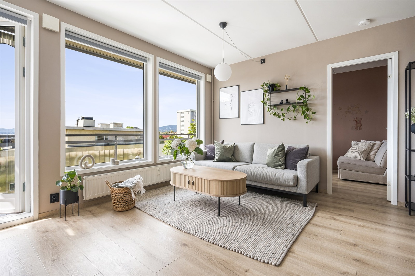 Lys og romslig stue med store vindusflater som slipper inn rikelig med lys og skaper en luftig atmosfære. Her det det god plass for sofa, tilhørende salongbord, tv-seksjon og større spisebord. Galleribilde