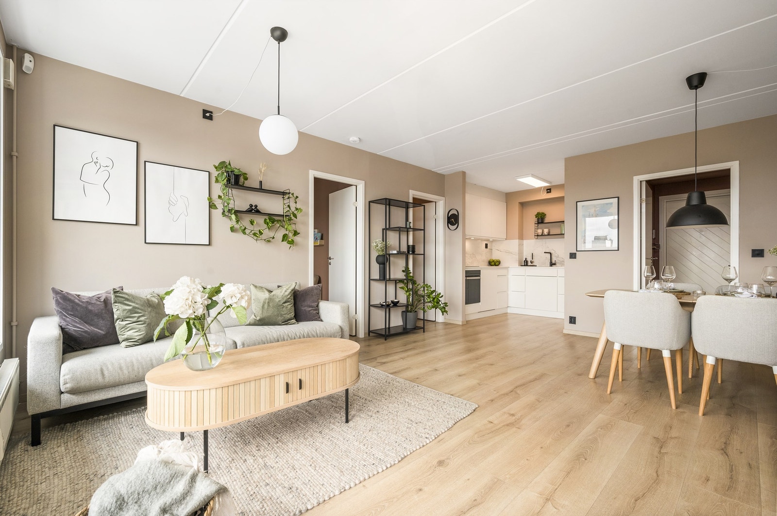 Leiligheten har en meget god beliggenhet på Hovinenga med grønne og frodige parker i umiddelbar nærhet. Alt av servicefasiliteter innen kort gangavstand. Galleribilde